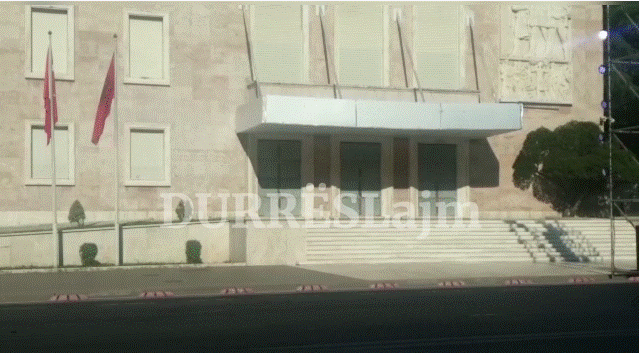 Pak orë para protestës së opozitës, blindohet Kryeministria/ Çfarë po ndodh në shesh (VIDEO)