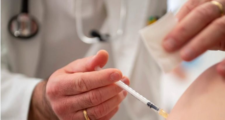 Shtimi i rasteve të infektimit me Covid-19, BE-ja thirrje për dhënien e dozës së dytë të vaksinës