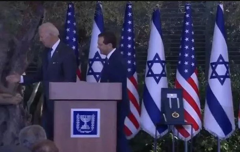 VIDEO që po bën xhiron e rrjetit/ Joe Biden e bën sërish, i “jep dorën ajrit”
