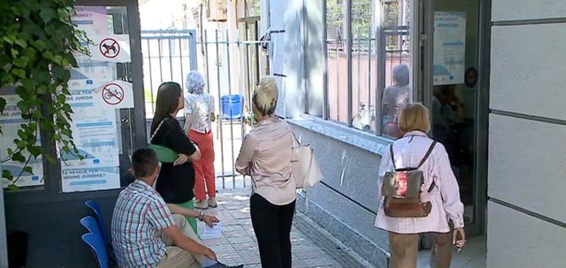 Nëna shqiptare padit ish-bashkëshortin nga Anglia: Më ka rrëmbyer fëmijët!