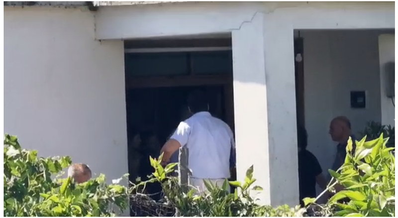 VIDEO/ Krimi në familje që tronditi vendin, dalin pamjet: Djali i dehur goditi të atin dhe e mbyti me duar