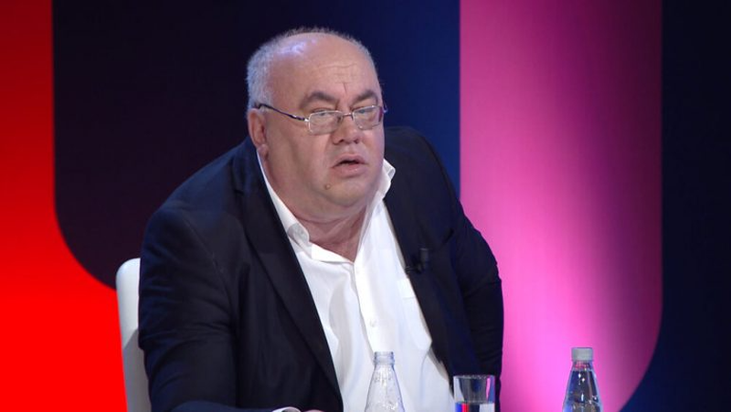 Gazetarë, miq dhe të afërm i japin lamtumirën e Kastriot Myftarajt, ngrejnë dyshime pë vdekjen e tij (VIDEO)