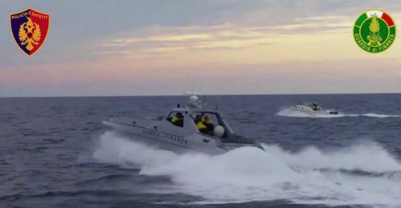 Guardia di Finanza prej 1 ore në ndjekje të skafit në Vlorë, dyshohet se….