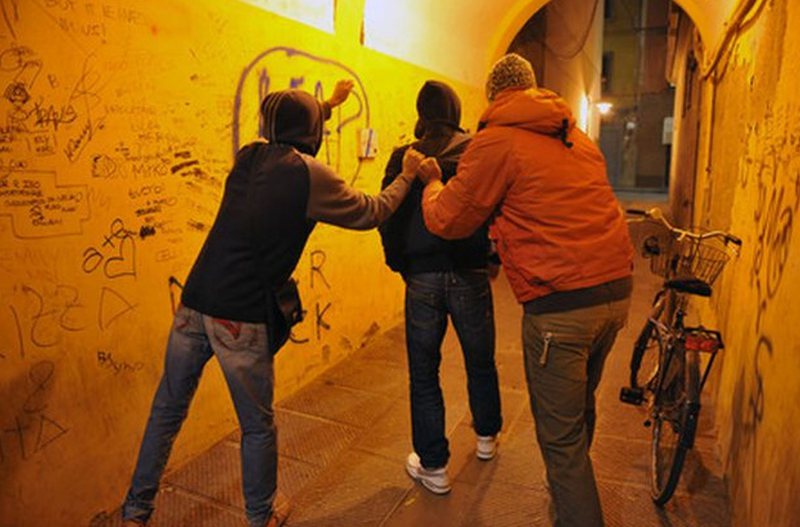 U zunë se kush do hynte në banjë i pari, i riu shqiptar plagos me thikë bashkëmoshatarin në Itali