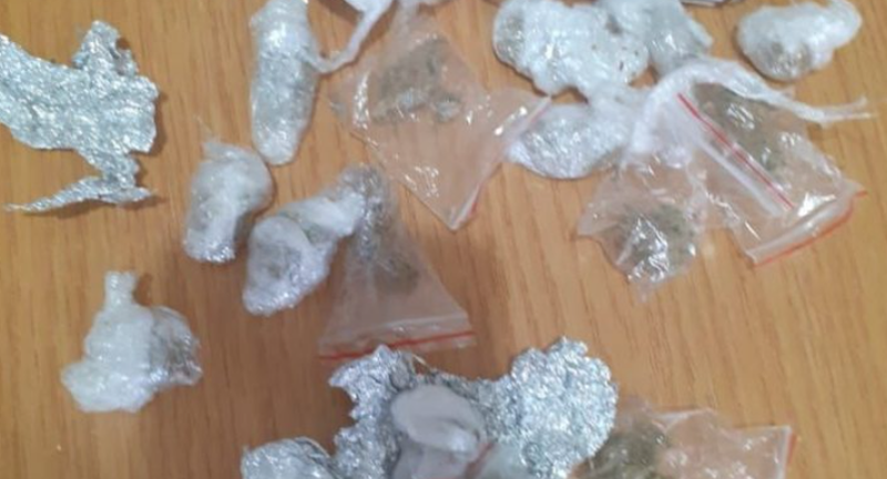 Tentoi të fuste drogë në burg/ Arrestohet polici, nuk do ta besoni se ku e kishte fshehur lëndën narkotike