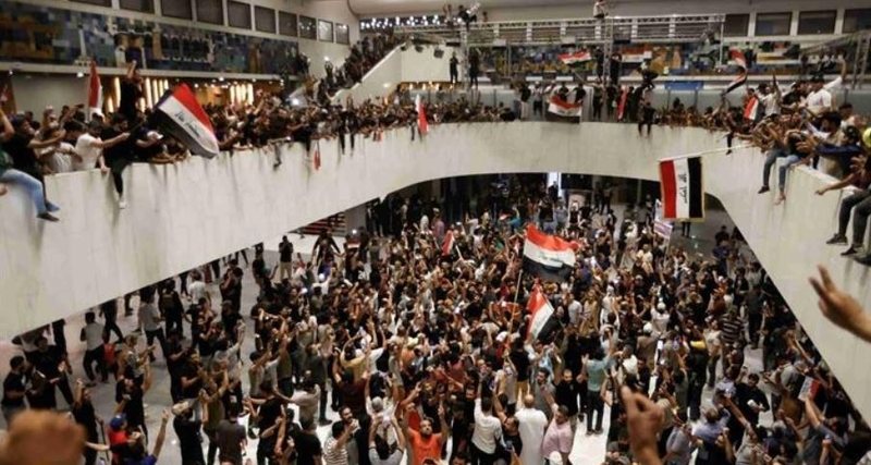 Çfarë po ndodh në Irak? Protestuesit pushtojnë Parlamentin, vendi në prag të luftës