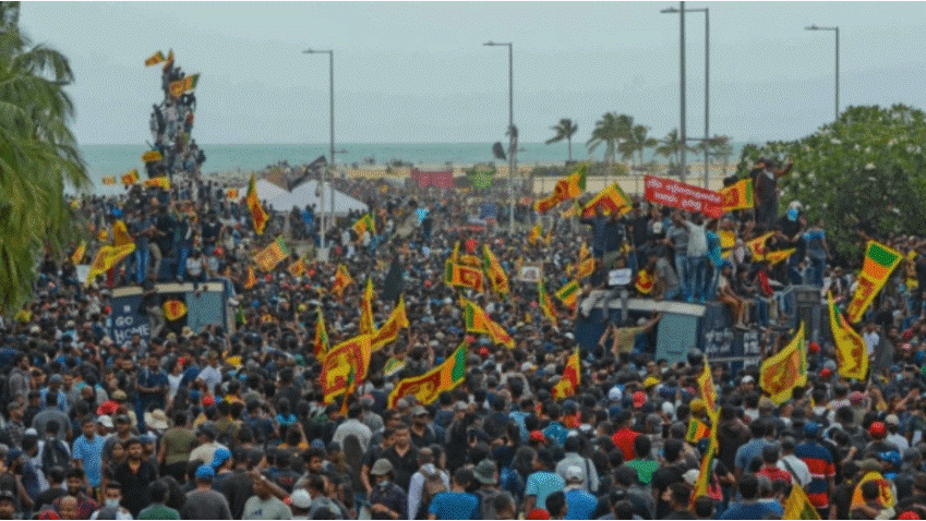 Aeroporti i bllokuar nga protestuesit, presidenti i Sri Lankës synon arratisjen përmes detit
