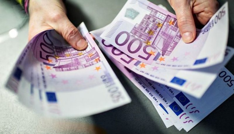 “Tërmet” në tregun valutor, euro kap nivelet minimale kundrejt lekut