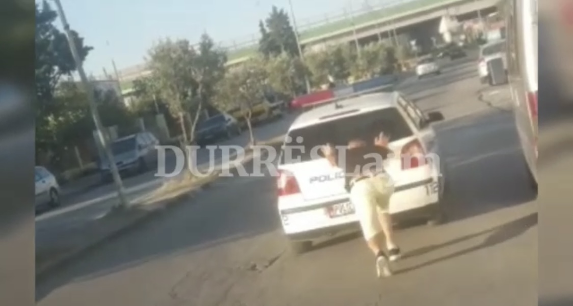 Ndodh në Durrës/ Policisë i fiket makina në mes të rrugës, një djalë i shtyn nga pas (VIDEO)