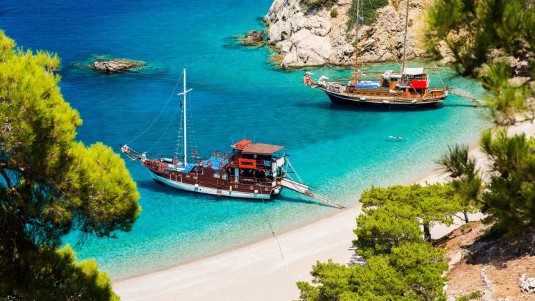 Qeveria greke iu jep para qytetarëve për të bërë pushime