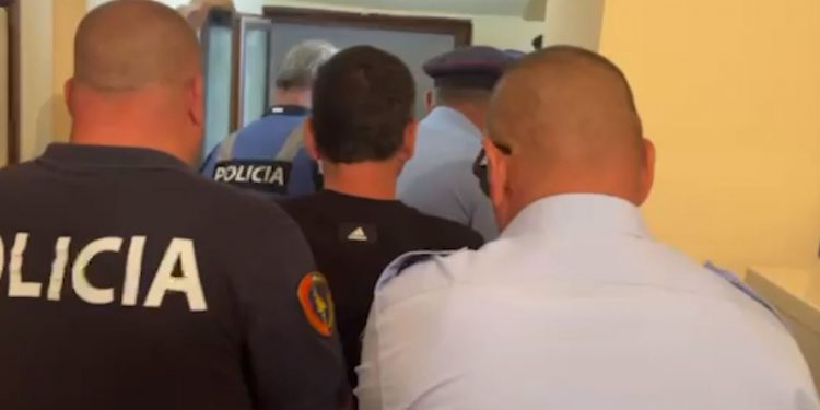 Vidhnin në dyqane, pranga dy vëllezërve, në kërkim i treti (EMRAT)