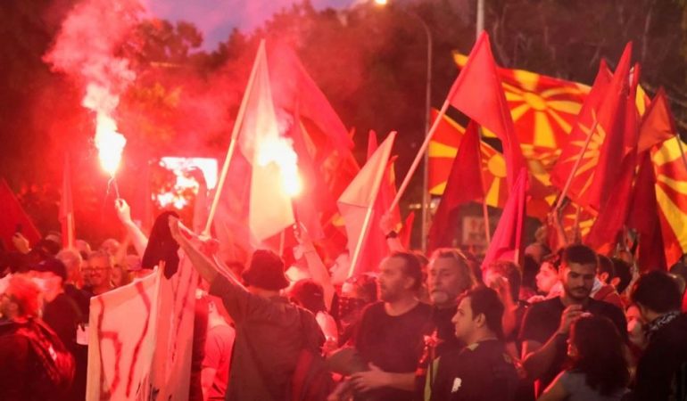Propozimi francez/ Dhjetëra të plagosur nga protestat në Shkup, zyrtarë thirrje për ndërprerjen e dhunës: Kjo nuk është fytyra jonë e vërtetë