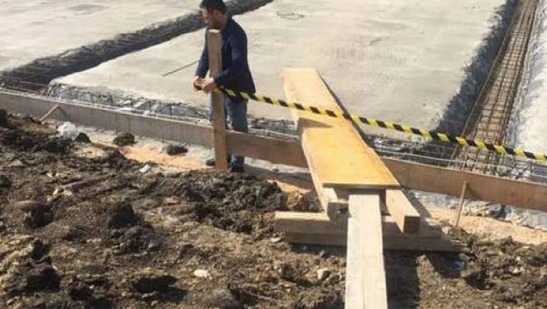 Ndërtoi pa leje një objekt në tokën të cilën nuk e kishte në pronësi, në pranga 44-vjeçari