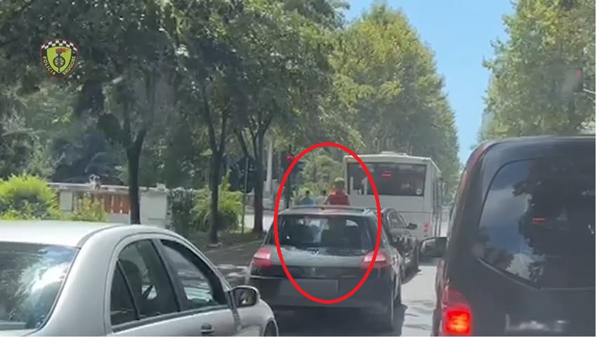 Makina duke lëvizur nëpër Tiranë/ Shihni ku rrinte fëmija për të parë rrugën, i ati e pëson nga policia (VIDEO)