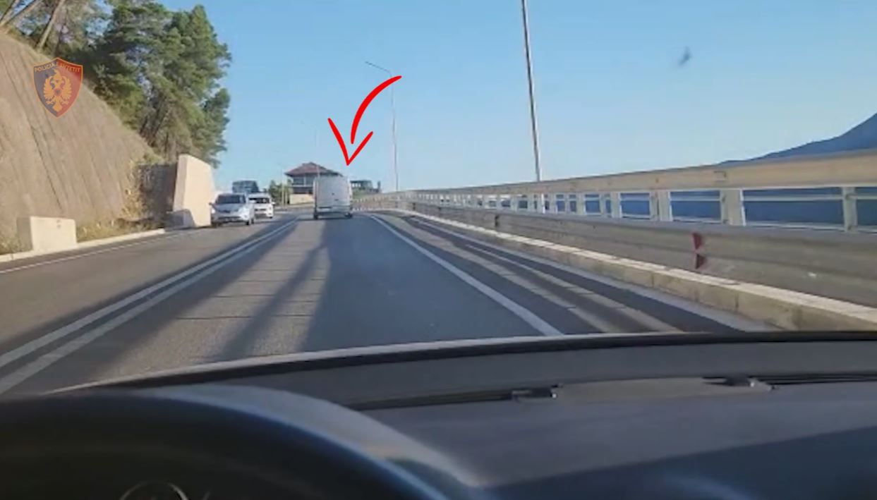 Kishin mbushur furgonin me emigrantë të paligjshëm, ndalohen dy persona