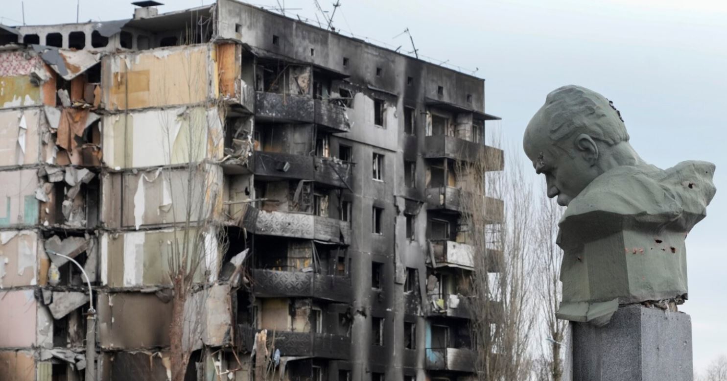 Bombardime në një ndërtesë dykatëshe, gjashtë civilë të vrarë nga sulmet ruse në lindje të Ukrainës