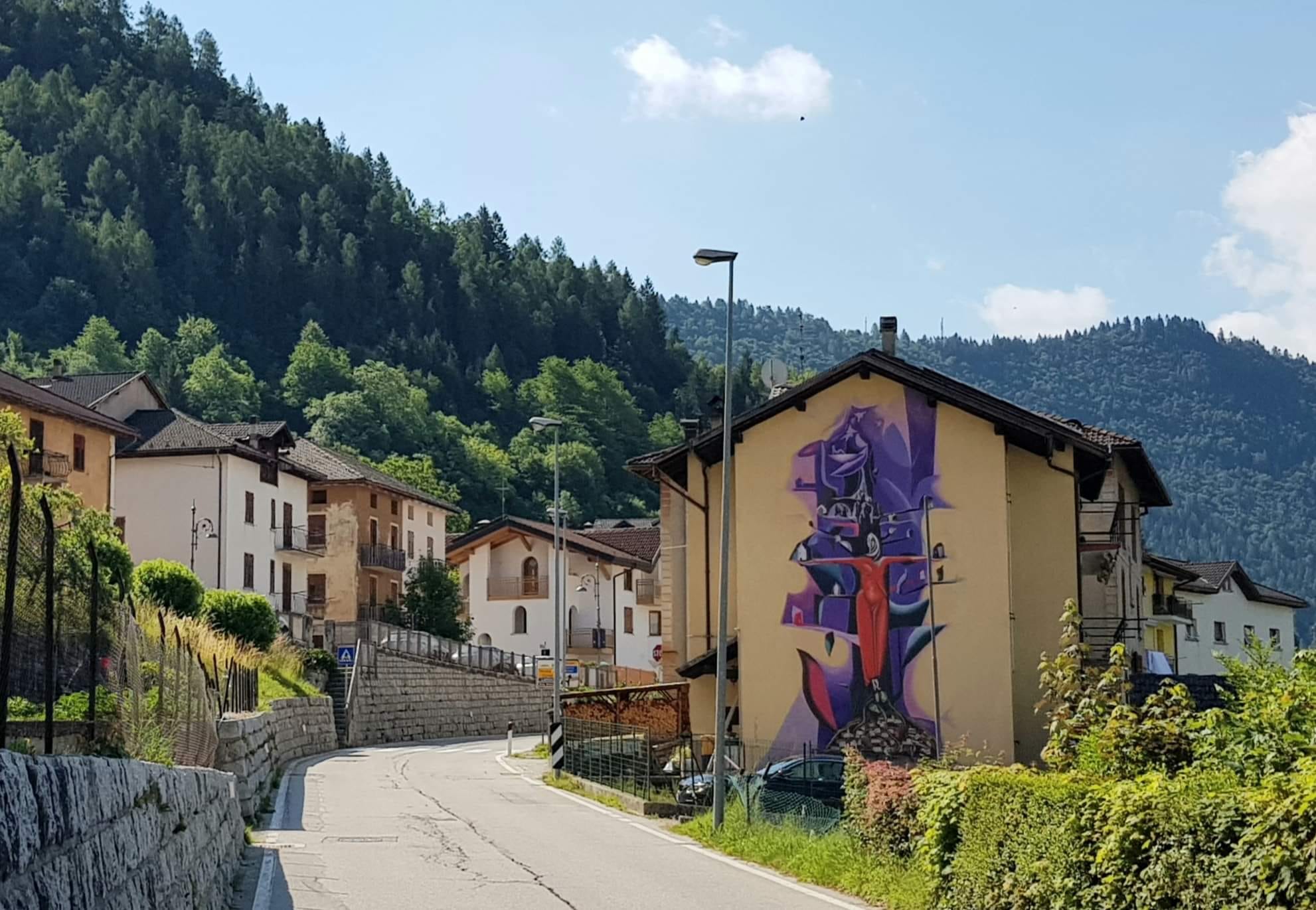 Muralet e piktorëve shqiptarë zbukurojnë me temat e migrimit qytezën alpine