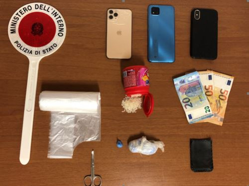 Kapen duke shitur kokainë në Itali dy shqiptarë 20-vjeçarë, si e kishin fshehur drogën mes orizit dhe këpucëve