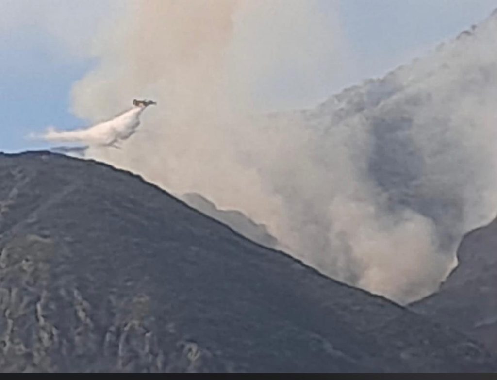 Mali i Çikës prej ditësh nën pushtetin e flakëve, nis shuarja e zjarrit me helikopterët grekë