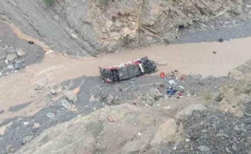 Pakistan/ Autobusi bie në greminë, humbin jetë 19 persona