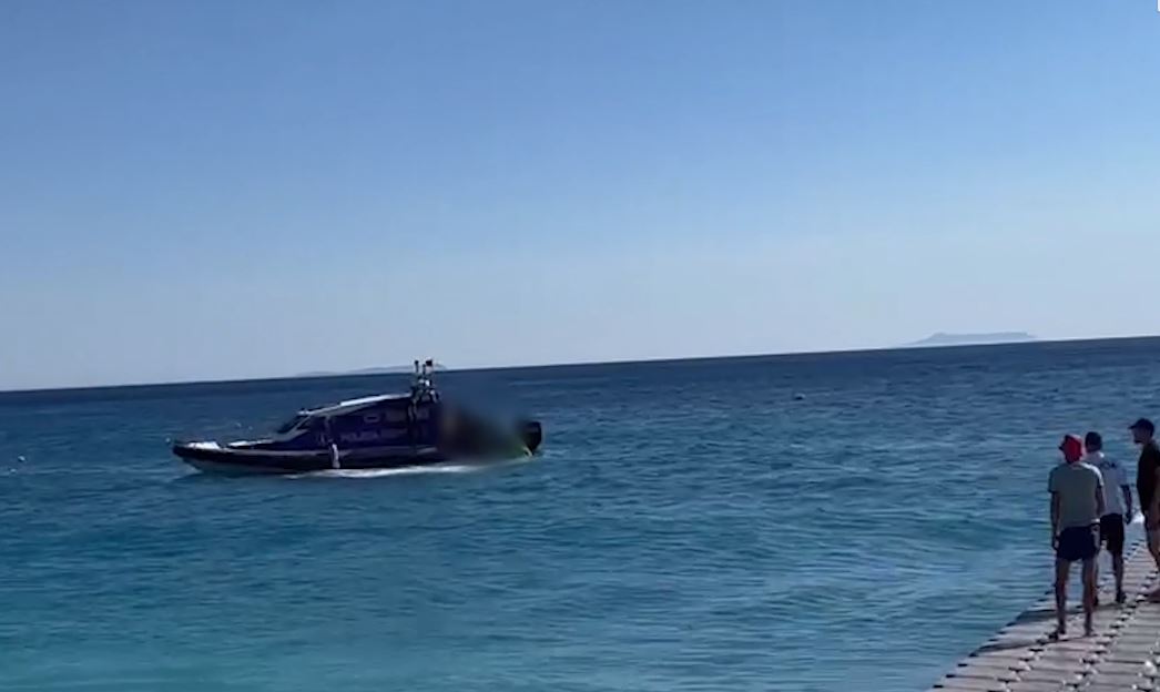 Dy të mitur rrezikojnë mbytjen për shkak të dallgëve, shpëtohen për mrekulli (VIDEO)