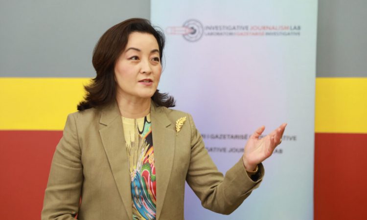 Përplasja e Ramës me gazetarët, reagon ambasadorja Kim: Nëse zyrtarët s’i përgjigjen pyetjes suaj, përsëriteni dhe përsëriteni sërish