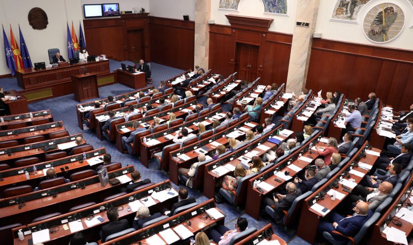 Kuvendi maqedonas shqyrton sot “Propozimin francez”. Ursula von der Leyen fjalim para deputetëve