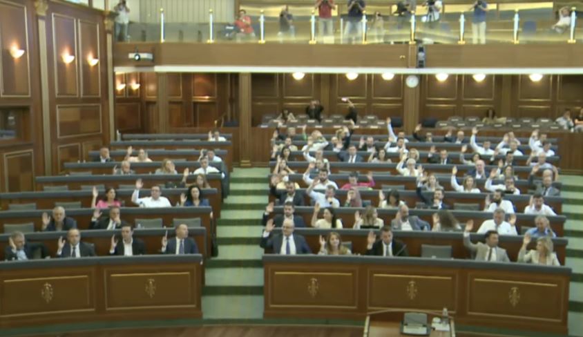 Parlamenti i Kosovës ratifikon marrëveshjen për energjinë me MCC-në