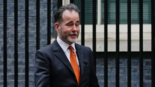 Ngacmoi seksualisht dy kolegët në klub, deputeti jep dorëheqjen