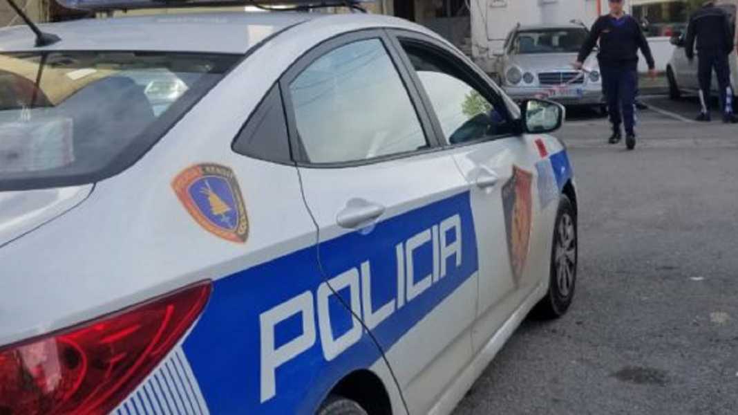 Dy të rinj në Durrës kanosin punonjësin e policisë