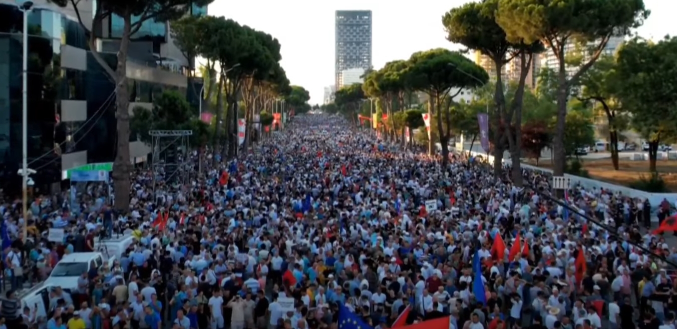 “Ku jeni shqiptarë? Bëni zhurmë”/ Renis Gjoka këndon himnin e 7 korrikut. Shihni pjesëmarrjen (FOTO)