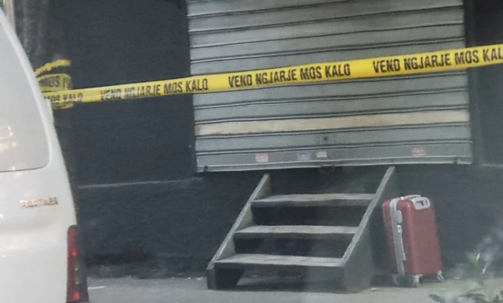 Valixhe e dyshimtë në mes të rrugës në Tiranë, alarmohen qytetarët