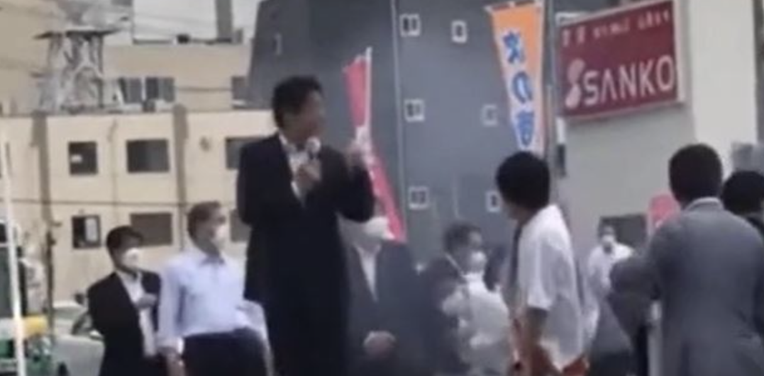 Dalin pamjet, momenti kur vritet me armë ish-kryeministri japonez (VIDEO)
