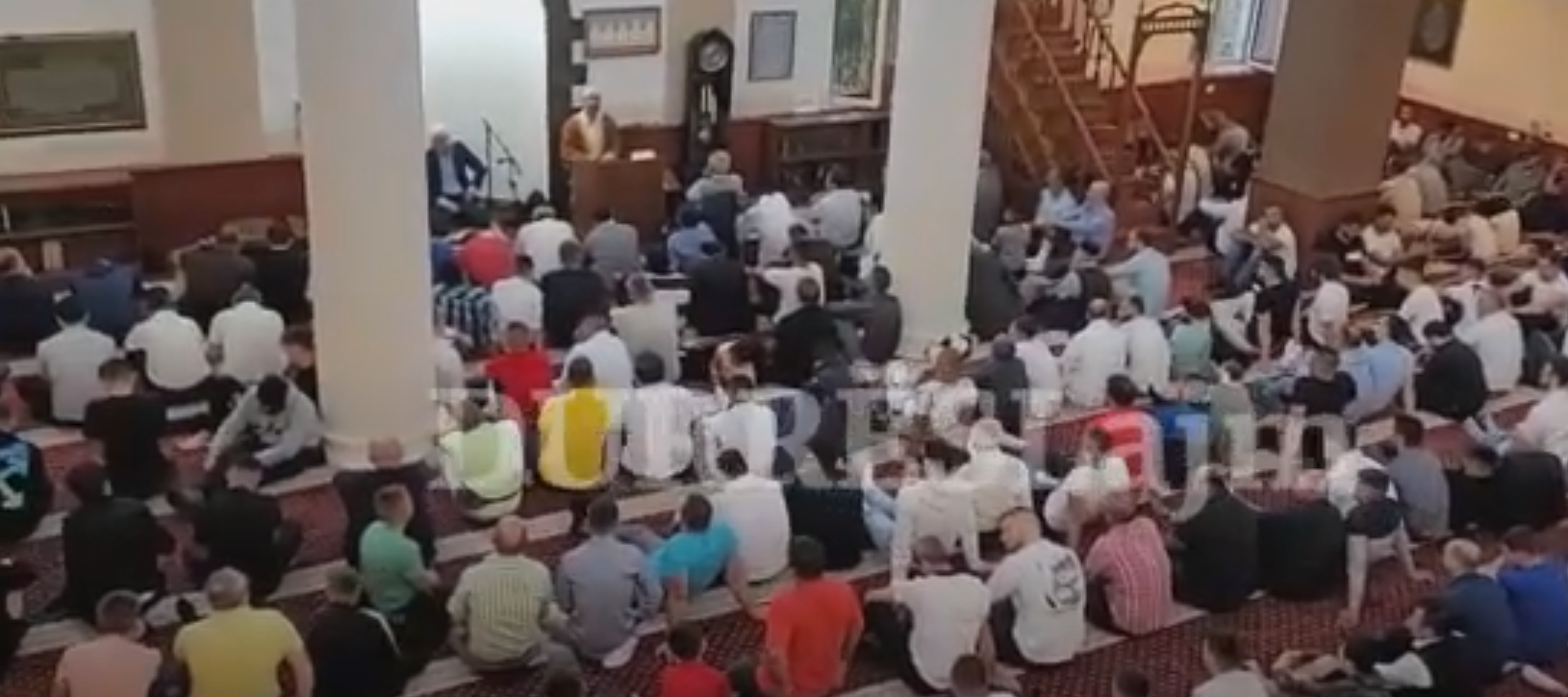 Falet Kurban Bajrami në Durrës, qindra besimtarë lutje e mesazhe dashurie (VIDEO)