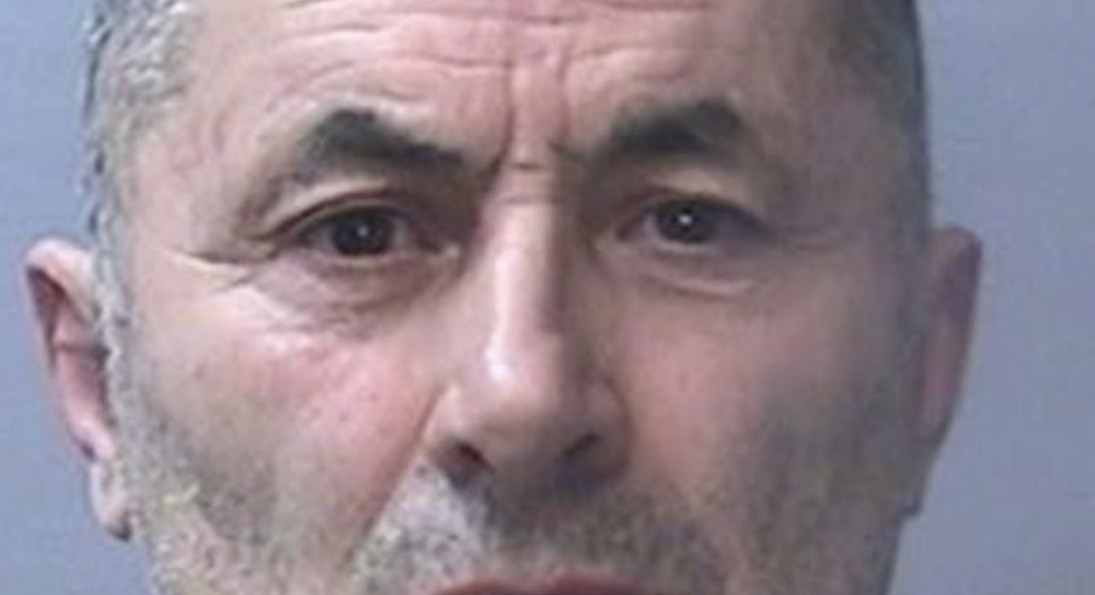 “Kam borxhe, më vunë armën në kokë”/ Qebaptoren e ktheu në “fermë” kanabisi, arrestohet shqiptari