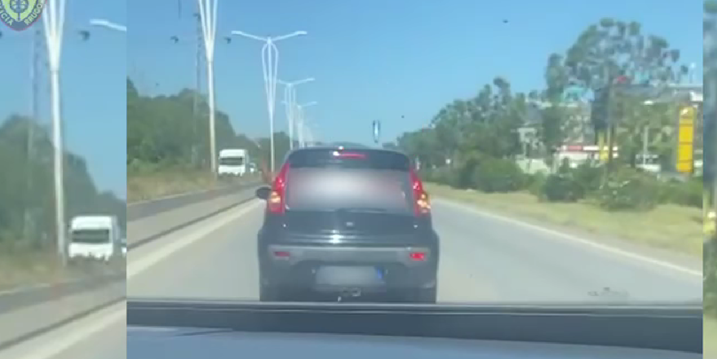 Hedh shishen nga xhami dhe shkel kodin rrugor, gjobitet mbi 1 milion lekë shoferi (VIDEO)