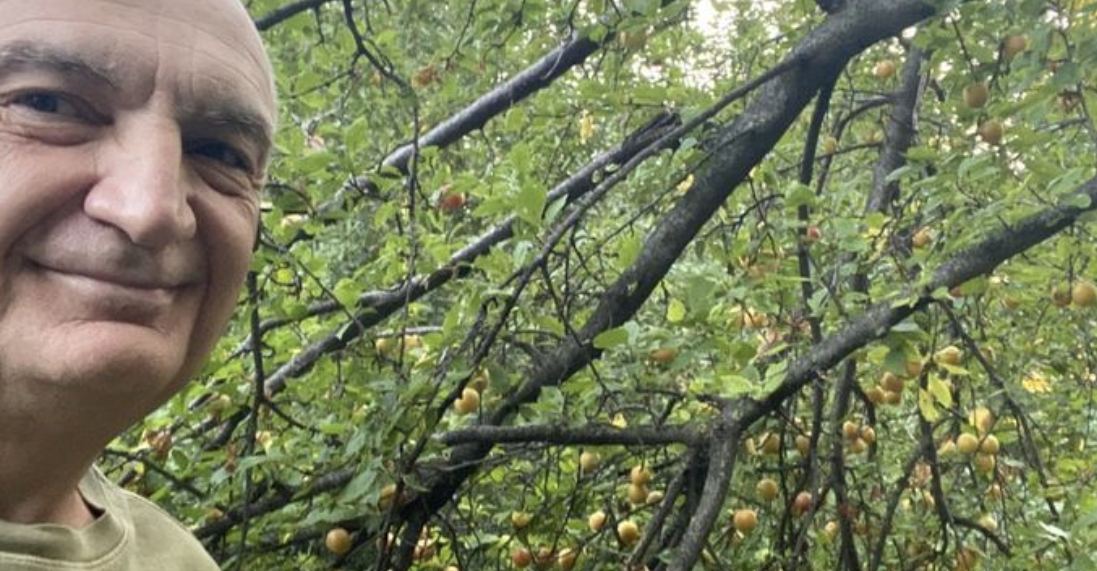 Meta poston foto nën degën e kumbullave: Të egrat janë të vërtetat!