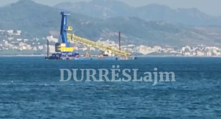 PO NDODH/ Po hyn në portin e Durrësit vinçi i shumëpritur nga Ravena (VIDEO)