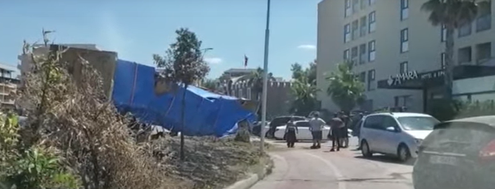 Përmbyset ngarkesa e trajlerit tek Ura e Dajlanit, shihni si ka përfunduar (FOTO)