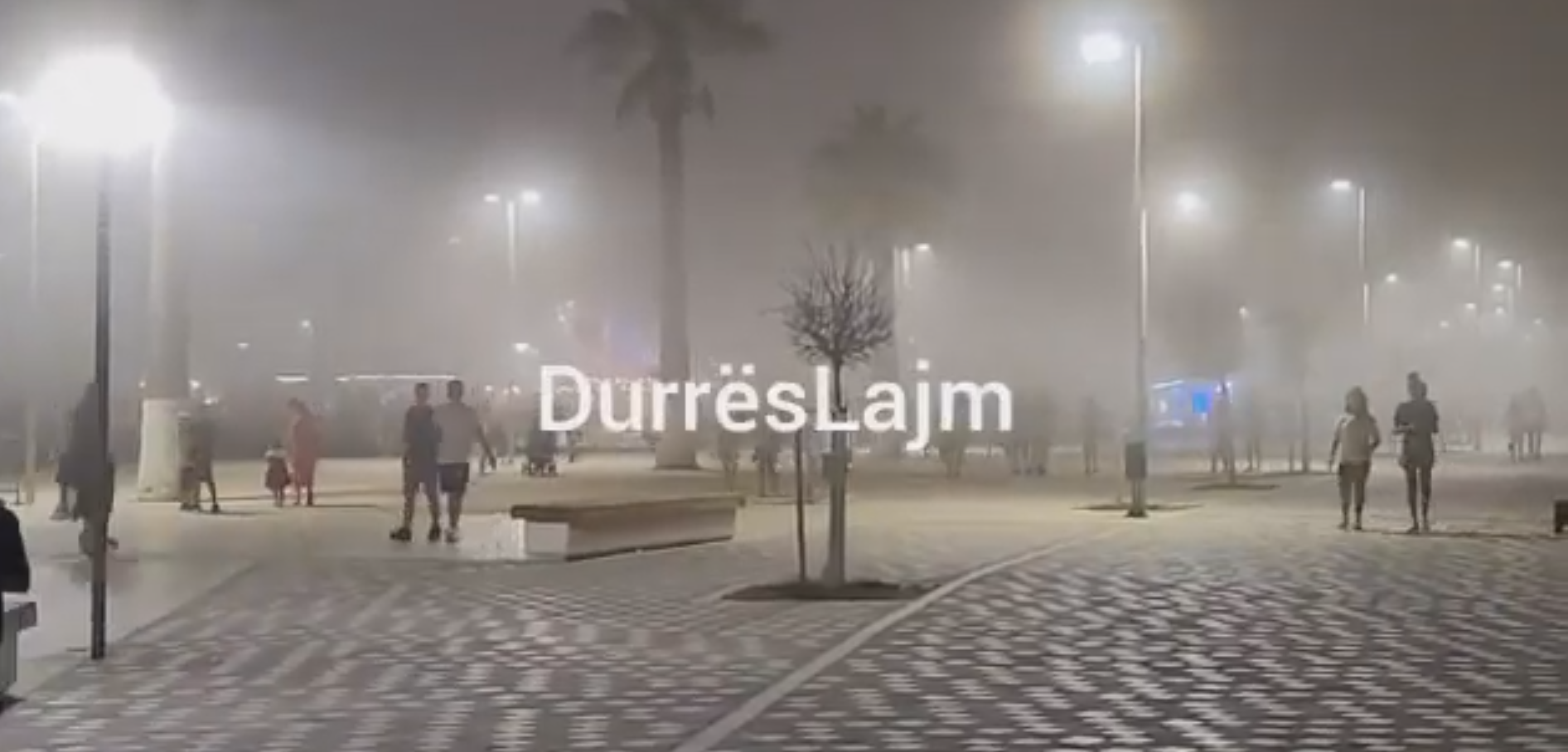 VIDEO/ Mjegulla &#8220;shfaqet nga hiçi&#8221; dhe &#8220;pushton&#8221; shëtitoren në Durrës