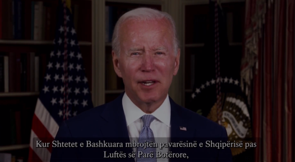 Presidenti Biden “shfaqet” në Sheshin Skënderbej, mesazh për shqiptarët (VIDEO)