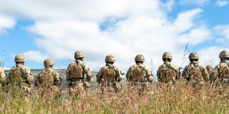Grupi i parë i ushtarëve ukrainas fillon stërvitjen në Britani