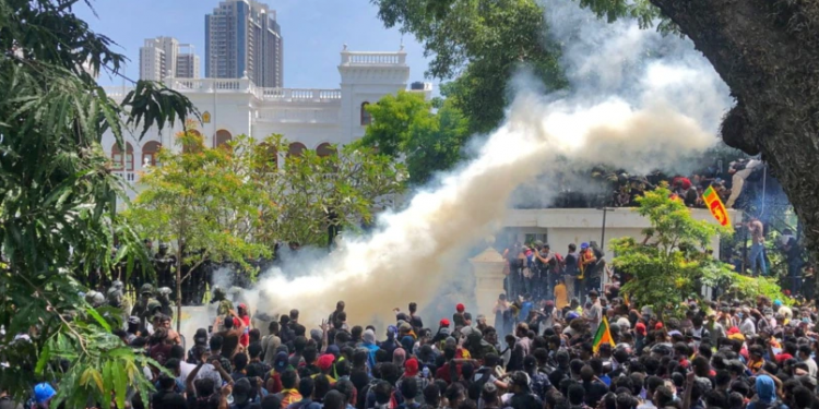 Presidenti u arratis në Maldive, Sri Lanka shpall gjendjen e jashtëzakonshme