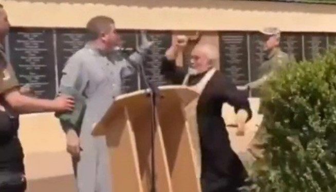 Prifti rus godet me kryq klerikun ukrainas pasi ofendoi Putinin, video bën xhiro në rrjet
