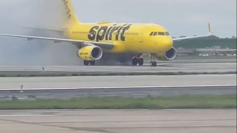 Panik mes pasagjerëve, avioni shpërthen në flakë në momentin e uljes (VIDEO)