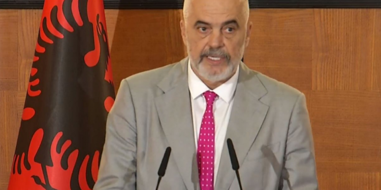 U mbyt duke shpëtuar vëllain dhe shokun e tij, Rama mban ceremoninë në nder të Anri Kashikut