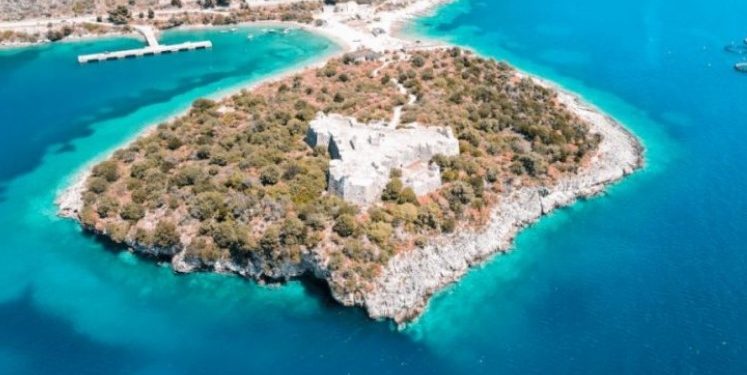 Zaptim i plazhit në Porto Palermo/ Policia heq shezllongët dhe procedon penalisht dy persona