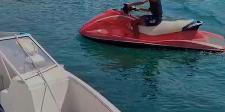 Rrezikuan jetën e pushuesve duke kryer manovra të rrezikshme, bllokohen 3 “Jet ski” dhe gjobiten pronarët