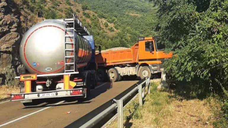 Serbët bllokojnë rrugët në veri të Kosovës