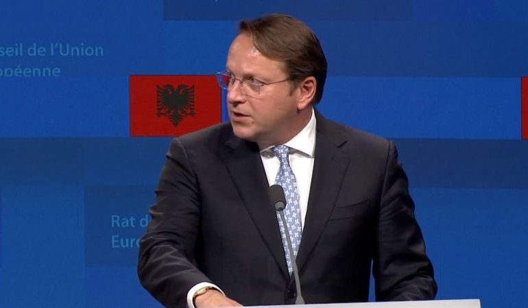Varheley mesazh shqiptarëve: Duam që të jeni pjesë e familjes europiane, rruga juaj sapo ka nisur